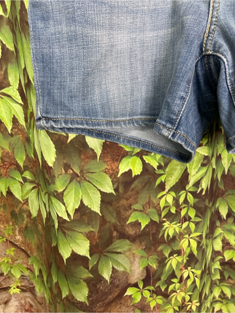 LEVI'S Mid-Length Medium Wash Classic Five Pocket Summer Shorts, 27 - Picture 7 of 14